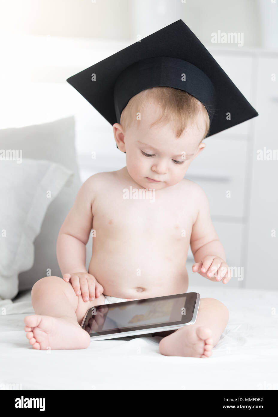 Portrait von niedlichen Baby in Windeln und Promotion hat mittels digital Tablet. Konzept des smart kids und frühe Bildung mit dem Einsatz moderner Technologien und Computer Stockfoto