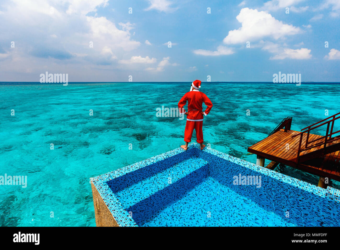 Weihnachten Santa Claus bei tropischen Meer Luxus Resort Stockfoto