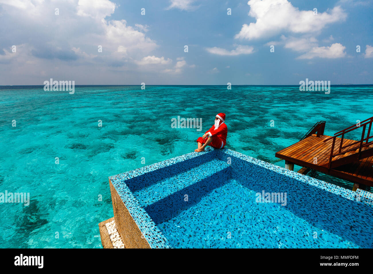 Weihnachten Santa Claus bei tropischen Meer Luxus Resort Stockfoto