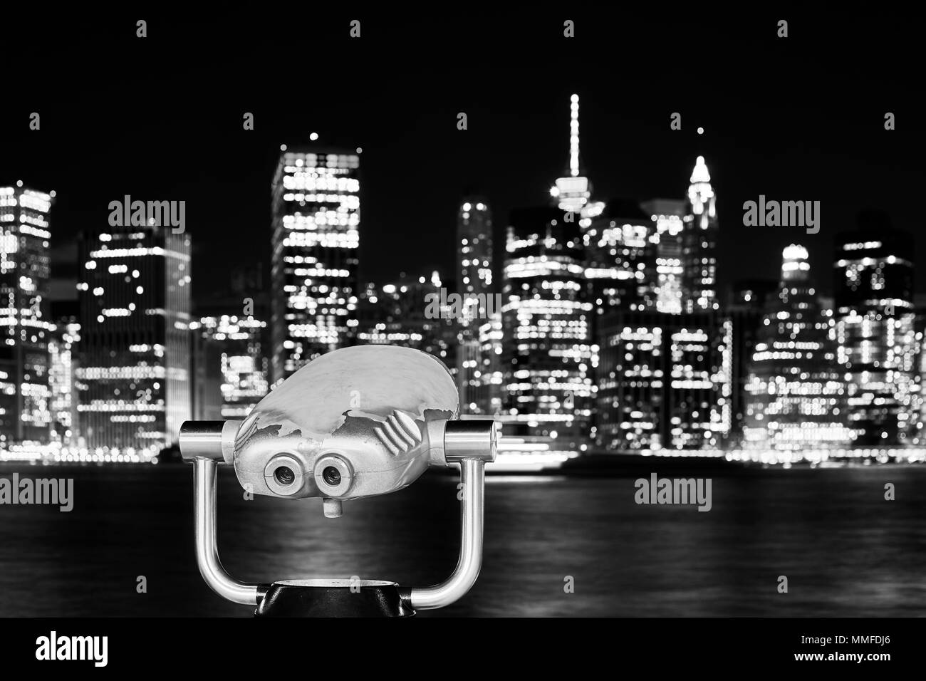 Schwarz-weiß Bild von Ferngläsern im Manhattan Skyline bei Nacht hingewiesen, New York City, USA. Stockfoto