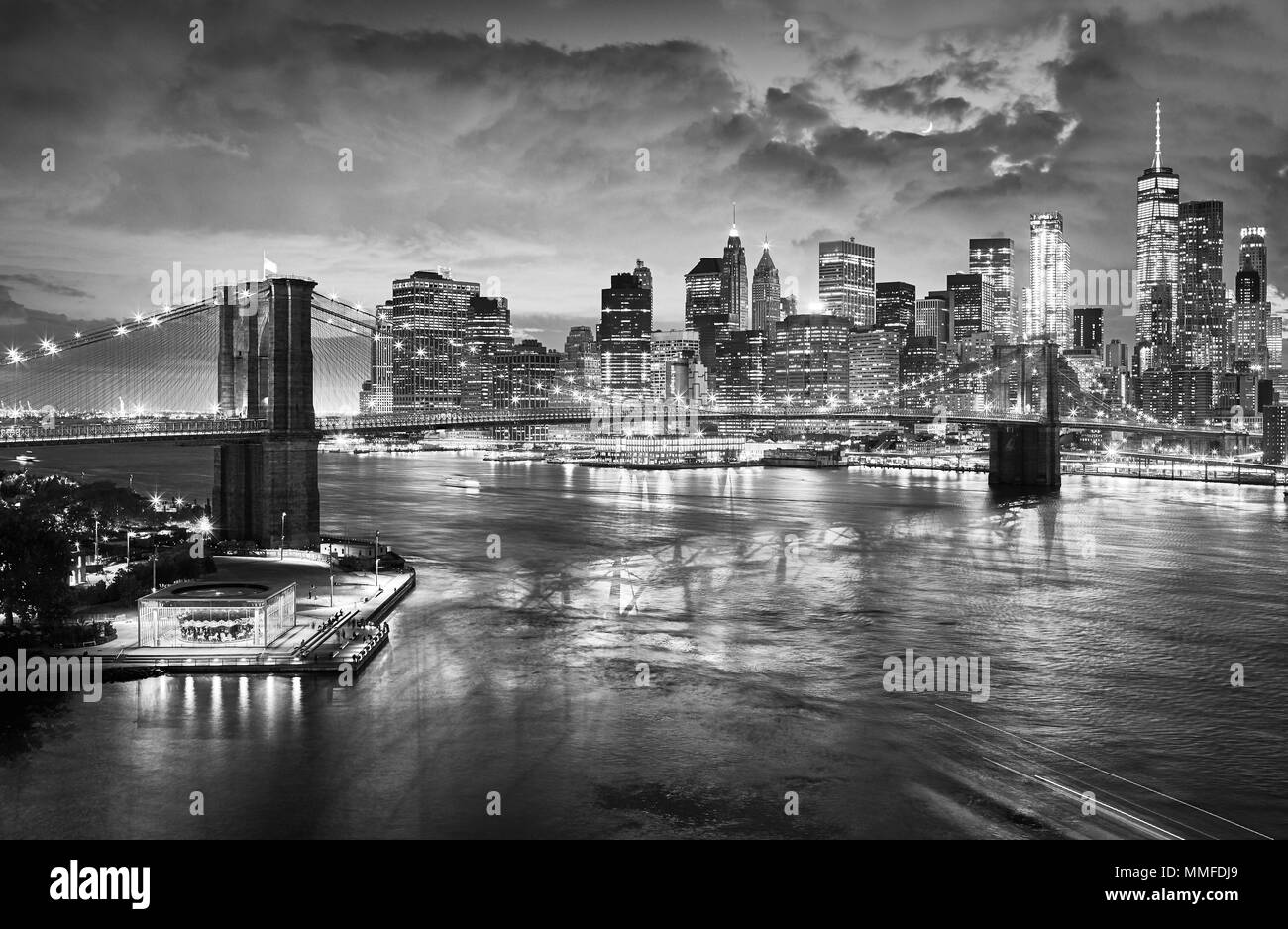 Schwarz-weiß Bild von der Brooklyn Bridge und Manhattan Skyline bei Nacht, New  York City, USA Stockfotografie - Alamy