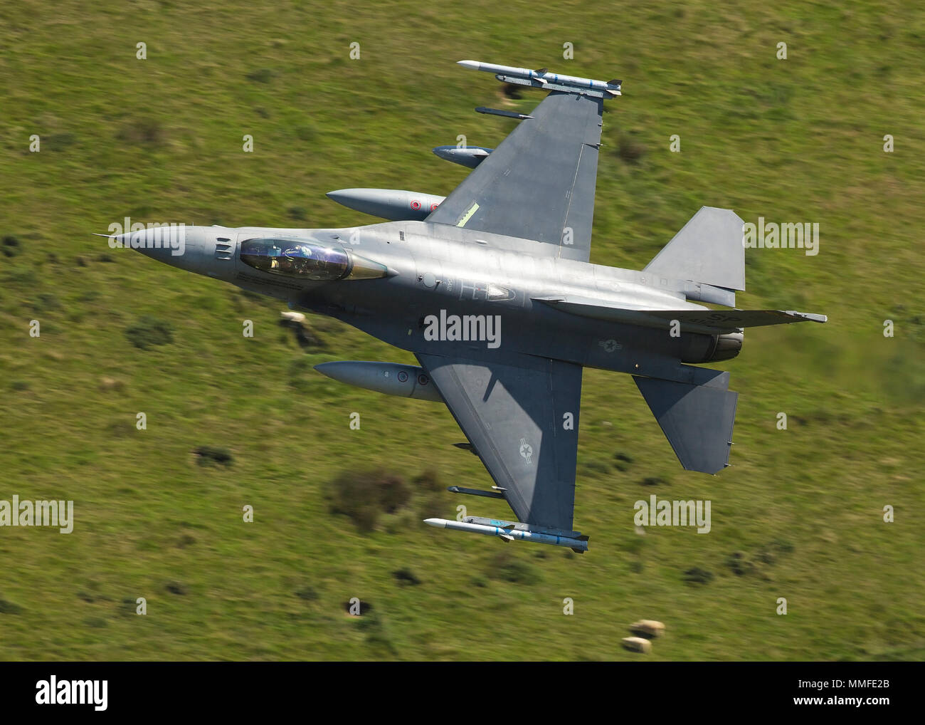 USAF F16 niedrig Stockfoto