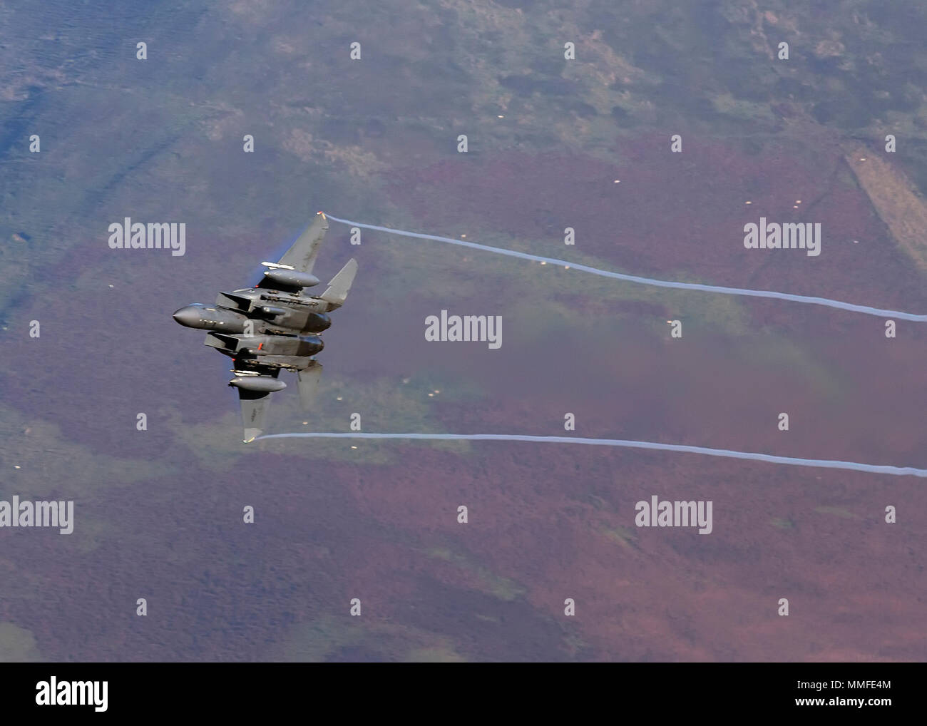USAF F16 niedrig Stockfoto