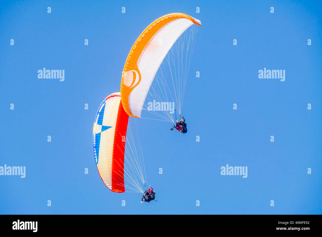 Tandem Paragliding fliegen in den Himmel, yamac parasutu Oludeniz, gokyuzunde yamaca parasutu Ile ucmak Stockfoto