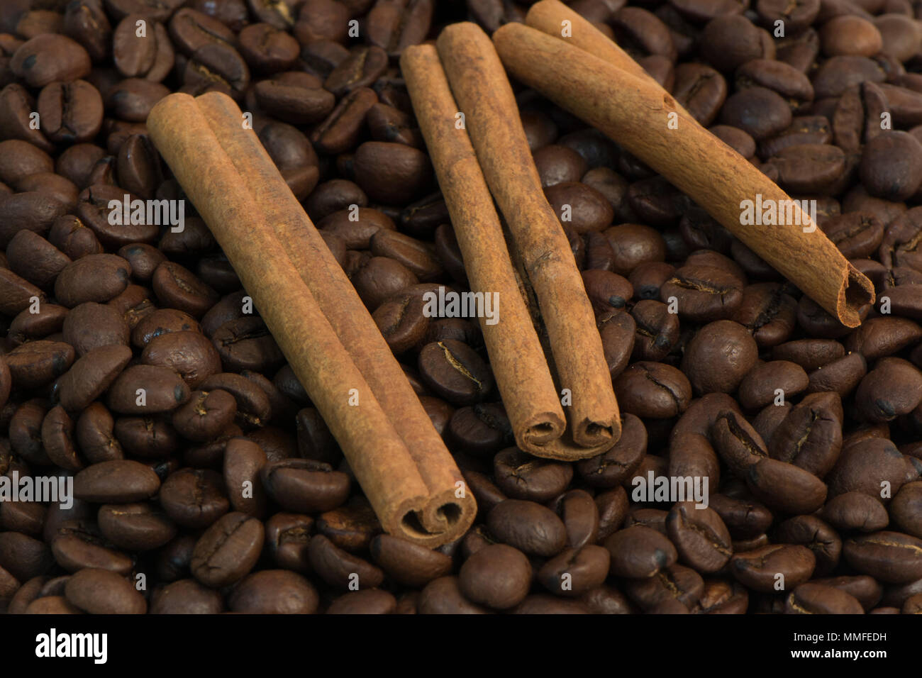 Körner schwarzen Kaffee und von oben Cinnamon Stick Stockfoto