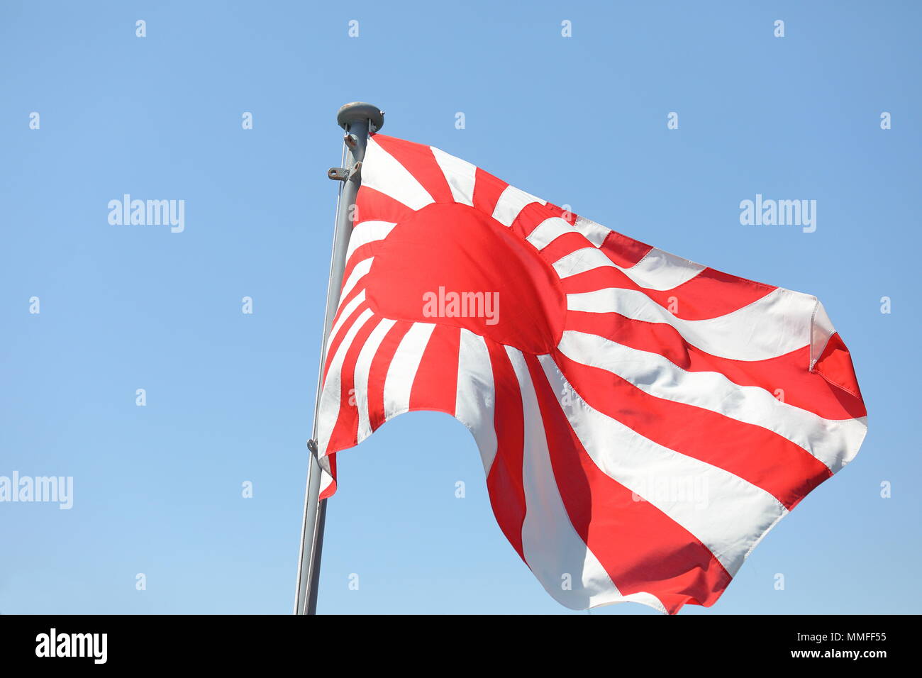 Japanischer Krieg Flagge Kyokujitsuki. Kyokujitsuki wurde als eine Armee Flagge seit 1870 verwendet. Stockfoto