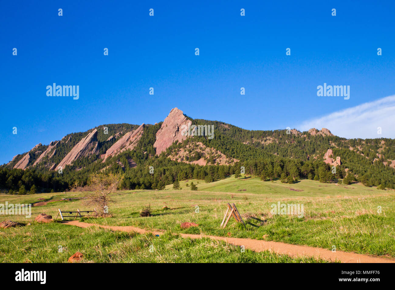 Ansicht der Flatirons Berge von Chautauqua Open Space Park in Boulder, Colorado gesehen Stockfoto Ansicht der Flatirons Berge von Chautauqua Open Space Park in Boulder, Colorado gesehen Stockfoto