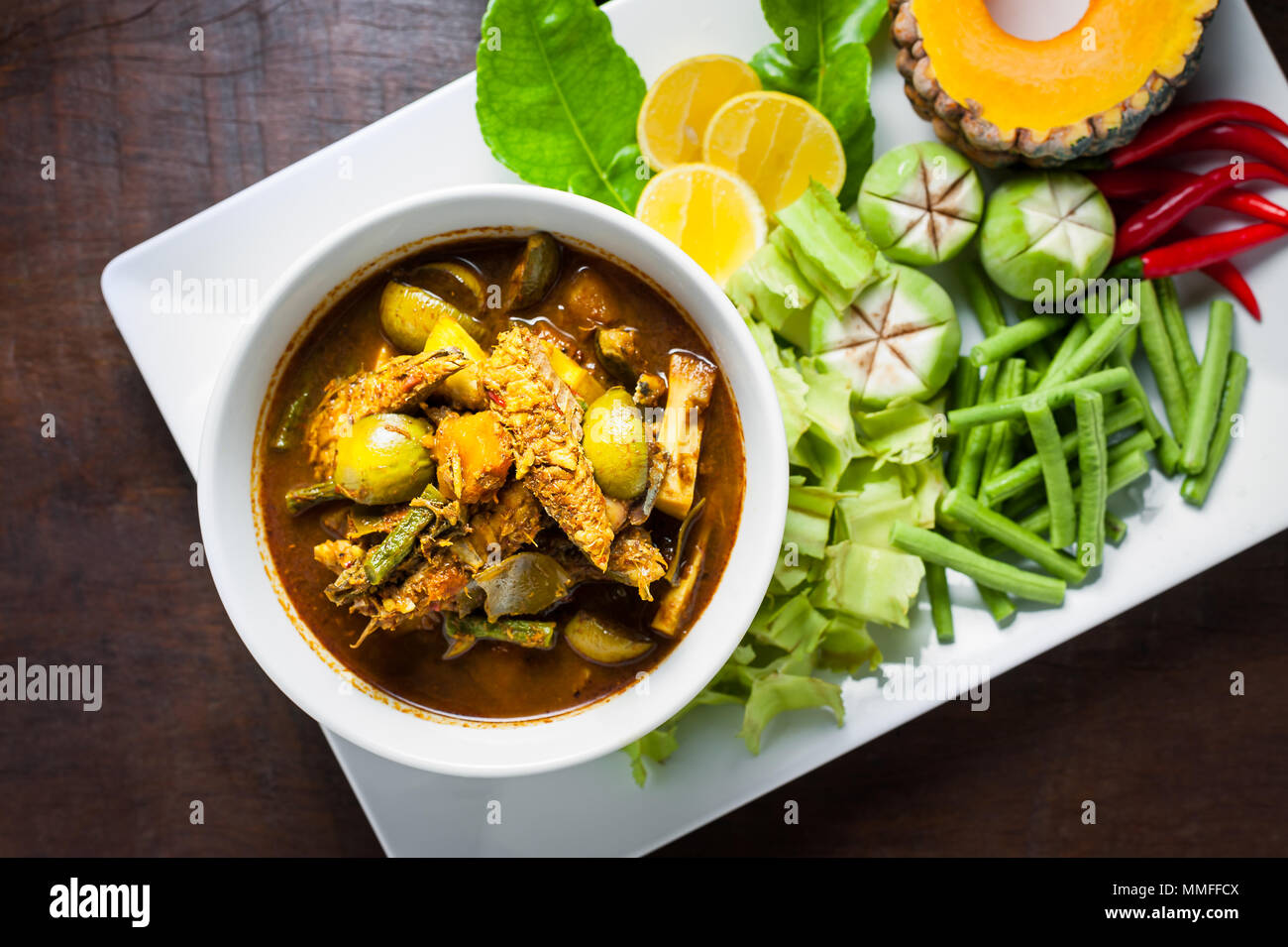 Thai Food: Die eingeweide von Makrele fisch Bauch hot spicy Curry oder Fisch  Organe saure Suppe mit Gemüse auf Holztisch, Thai Sprache ist Kang Tai Pla  Stockfotografie - Alamy