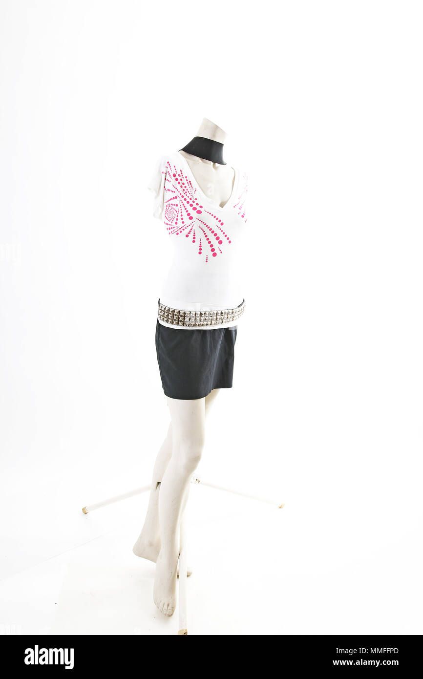 Weiß Top Shirt mit schwarzen Minirock auf Mannequin full body shop anzuzeigen. Woman fashion styles, Kleidung auf weißem Studiohintergrund.. Stockfoto