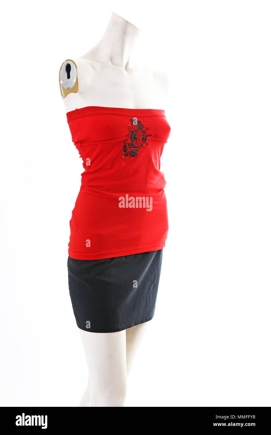 Rotes Oberteil mit schwarzen Rock auf Mannequin full body shop anzuzeigen. Woman fashion styles, Kleidung auf weißem Studiohintergrund. Stockfoto