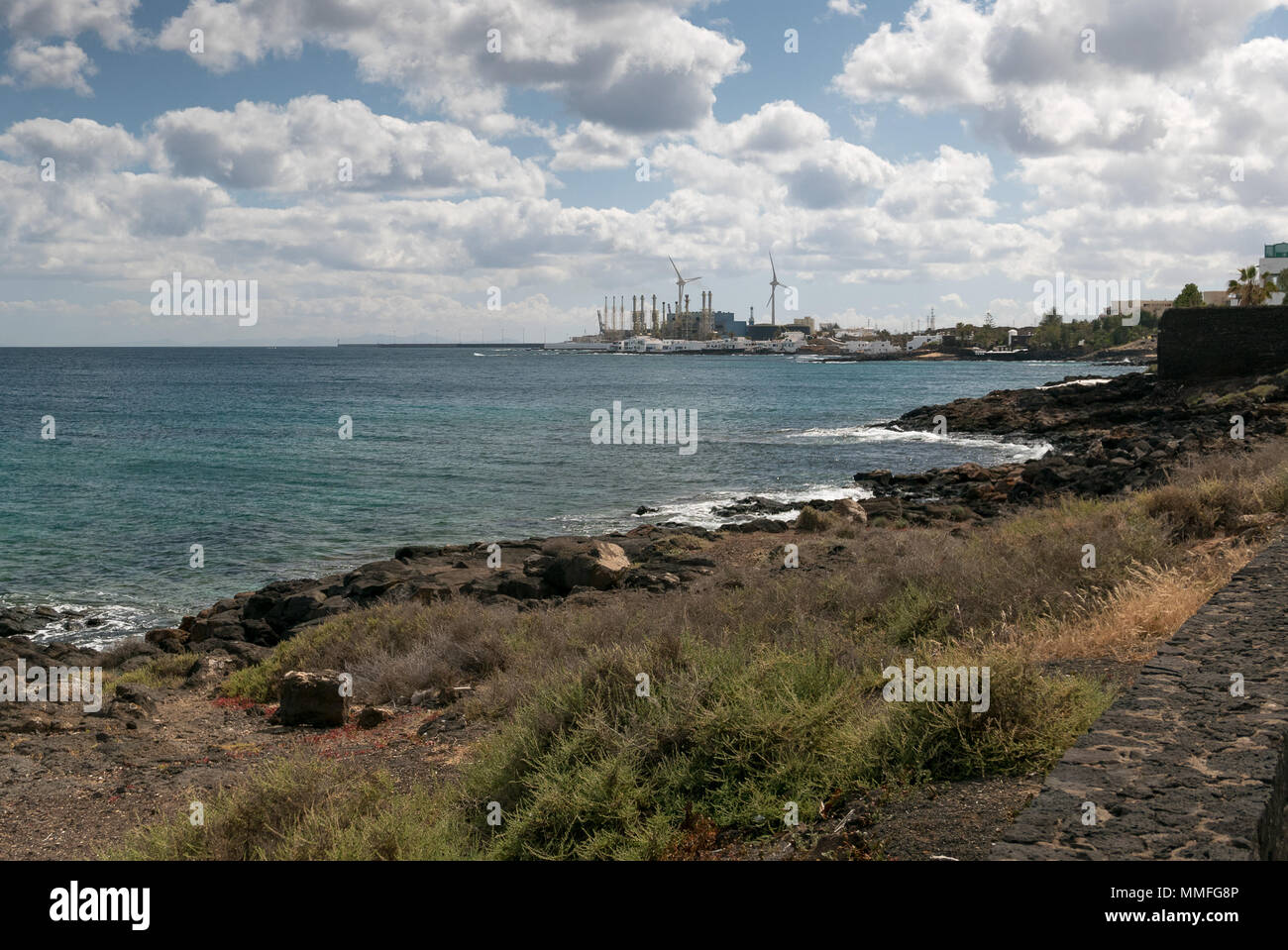 Windenergieanlagen an der Küste der Insel Lanzarote, Spanien Stockfoto