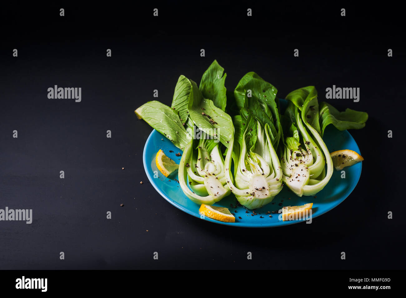 Frischer Chinakohl oder Bok Choy auf blauem Teller Stockfoto