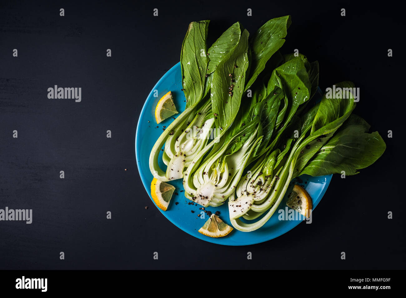 Frischer Chinakohl oder Bok Choy auf blauem Teller Stockfoto