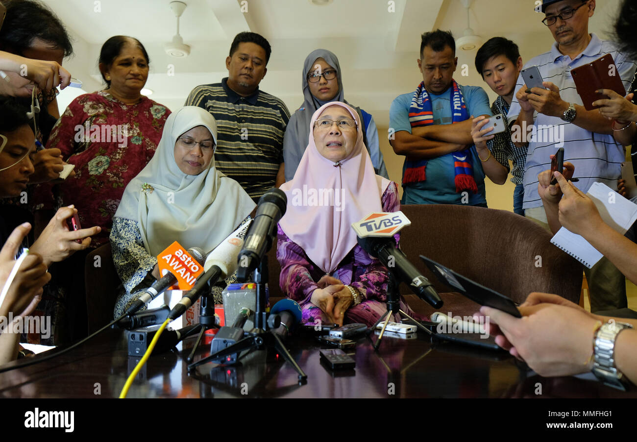 KUALA LUMPUR, Malaysia - 11. Mai: Präsident des Volkes Gerechtigkeit (PKR) und Frau des ehemaligen Malaysia Oppositionsführer Anwar Ibrahim, Wan Azizah Wan Ismail spricht mit Journalisten während einer Pressekonferenz an der Rehabilitasi Krankenhaus in Kuala Lumpur am 11. Mai 2018. Der malaysische Premierminister Mahathir Mohamad gesagt, dass König von Malaysia hat er unverzüglich zu begnadigen inhaftierten Politikers Anwar Ibrahim bereit. Foto von Samsul sagte/Nipponnews (MALAYSIA) Stockfoto