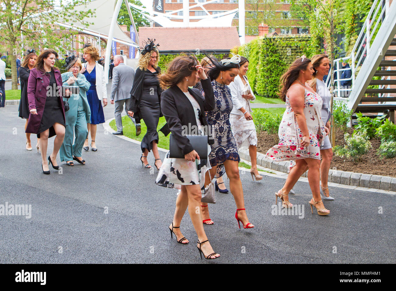 Boodles Mai Festival, Tag 3 Chester Rennen. Chester, UK. 11. Mai 2018. Wetten eine viel Auf dieser großen Pferderennen Veranstaltung am dritten Tag der Boodles Mai Festival auf der Rennbahn von Chester. Gute Laune und feinen Moden an der Tagesordnung waren wie racegoers in zu diesem fantastischen Ereignis im Horse racing Kalender beflockt. Credit: cernan Elias/Alamy leben Nachrichten Stockfoto