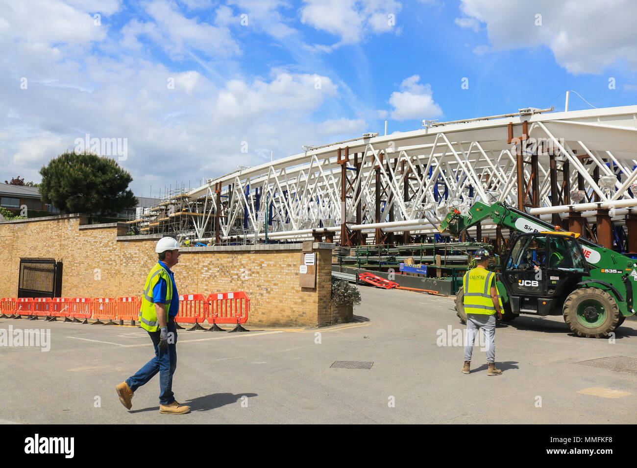 London, Großbritannien. 11. Mai 2018. Ein Klappdach auf Wimbledon Court eine der All England Tennis Club, die spielen bei allen Witterungsbedingungen, die durch ein Sheffield gegründete Firma SCX gebaut ist und das für den 2019 Tennis Meisterschaften Credit: Amer ghazzal/Alamy Live News Garantie Stockfoto