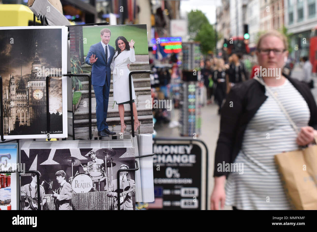 London, Großbritannien. 11. Mai 2018. Geschenkeladen in London verkaufen königliche Hochzeit waren für die Hochzeit von Meghan Markle und Prinz Harry. Quelle: Matthew Chattle/Alamy leben Nachrichten Stockfoto