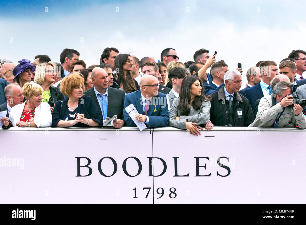 Chester, UK. 11. Mai 2018. Boodles Mai Festival, Tag 3 Chester Rennen. Chester, UK. 10. Mai 2018. Wetten eine viel Auf dieser großen Pferderennen Veranstaltung am dritten Tag der Boodles Mai Festival auf der Rennbahn von Chester. Gute Laune und feinen Moden an der Tagesordnung waren wie racegoers in zu diesem fantastischen Ereignis im Horse racing Kalender beflockt. Credit: cernan Elias/Alamy leben Nachrichten Stockfoto