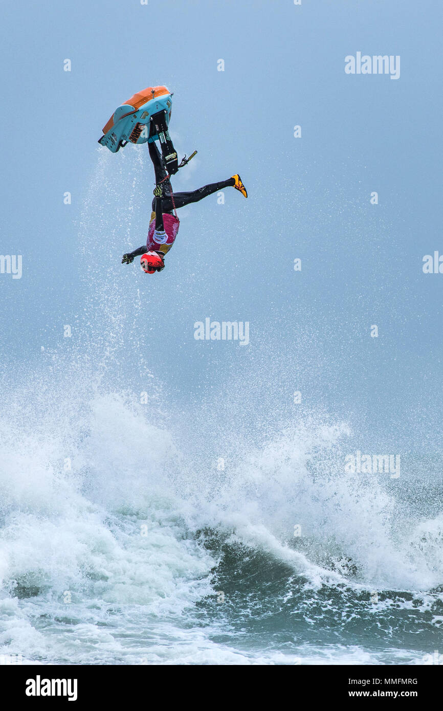 Newquay, Cornwall, England. 11. Mai, 2018. Die Freeride World Jetski Meisterschaft kehrt in den Fistral Beach in Newquay, Cornwall. Starker Wind und rauer See geholfen, einige spektakuläre Luftaufnahmen Aktion zu produzieren. Gordon Scammell/Alamy leben Nachrichten Stockfoto