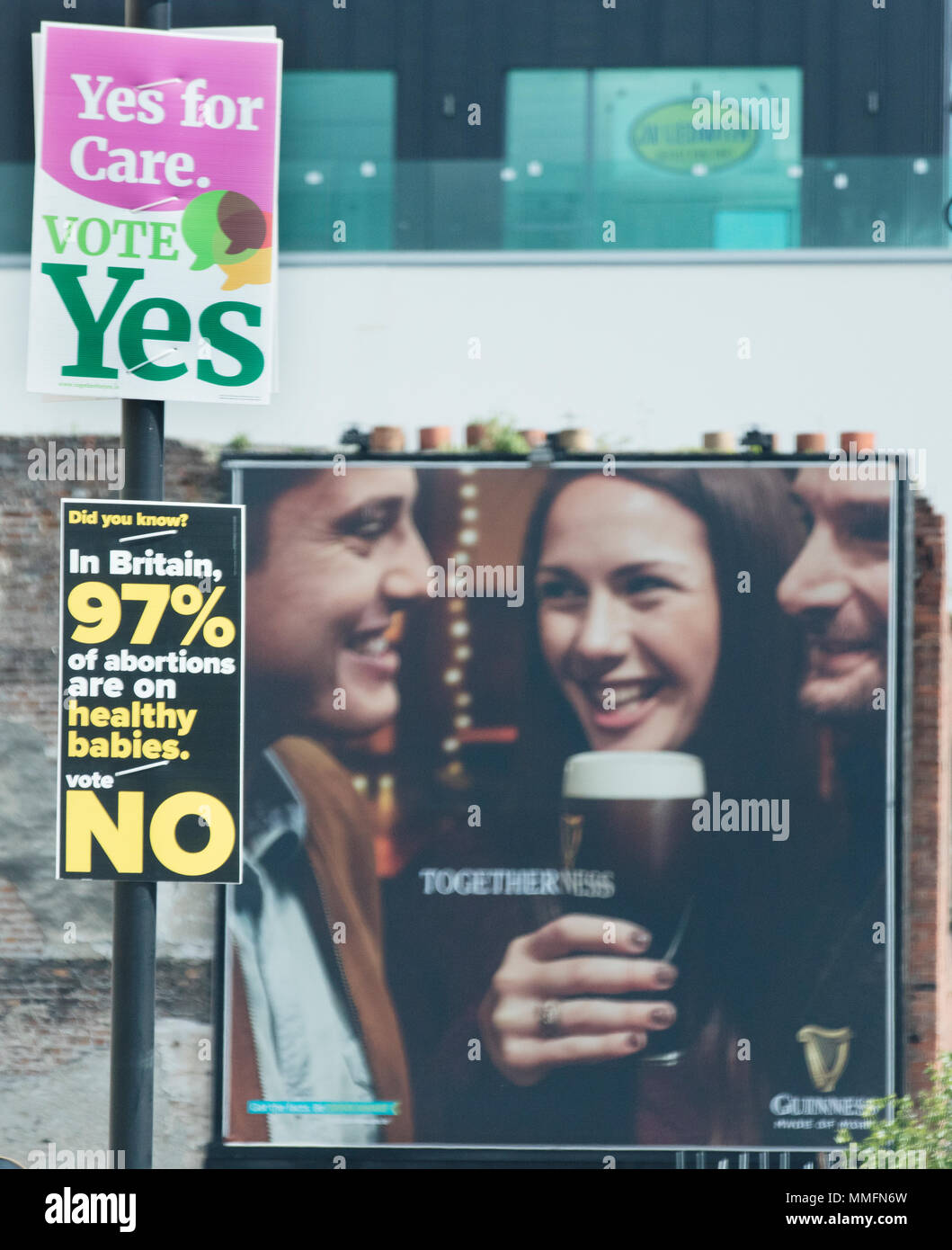 Dublin, Irland. 11/5/2018. Abtreibung Poster Dublin. Ja stimmen und Abstimmung keine Plakate in der Stadt Dublin, mit einem Guinness im Hintergrund hinzufügen, als Datum für das Referendum in der 8. Änderung der Verfassung. Das Referendum wird gehalten, um die Wähler die Möglichkeit, die Änderung, die den Frauen den Zugang zu Abtreibung Kündigung Einrichtungen in der Republik Irland zur Aufhebung zu geben. Foto: Eamonn Farrell/RollingNews. ie Credit: RollingNews.ie/Alamy leben Nachrichten Stockfoto