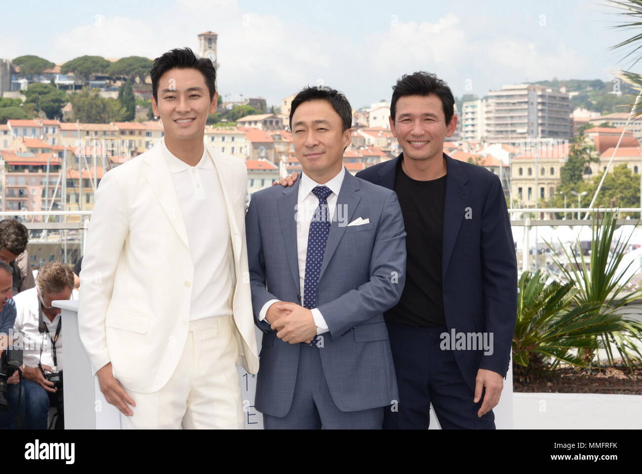 Cannes, Frankreich. 11. Mai, 2018. CANNES, Frankreich - 11. Mai: (R-L) Schauspieler Jung-min Hwang, Sung-min Lee und Ji-Hoon Ju nehmen an der Fotoshooting für "Der Spion gegangen Norden (Gongjak)' während der 71st jährlichen Filmfestspiele von Cannes im Palais des Festivals am 11. Mai 2018 in Cannes, Frankreich. Credit: Frederick Injimbert/ZUMA Draht/Alamy leben Nachrichten Stockfoto