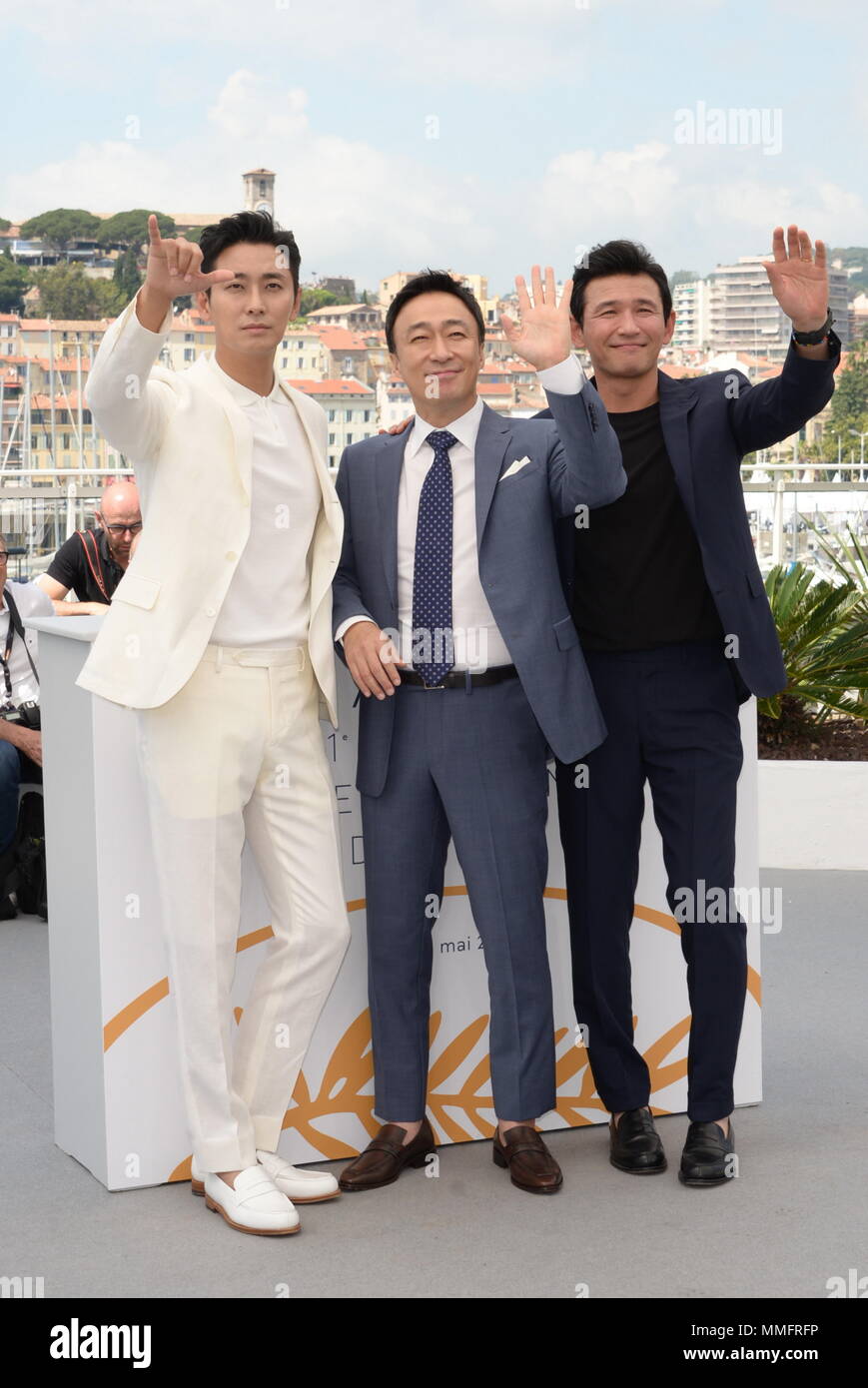 Cannes, Frankreich. 11. Mai, 2018. CANNES, Frankreich - 11. Mai: (R-L) Schauspieler Jung-min Hwang, Sung-min Lee und Ji-Hoon Ju nehmen an der Fotoshooting für "Der Spion gegangen Norden (Gongjak)' während der 71st jährlichen Filmfestspiele von Cannes im Palais des Festivals am 11. Mai 2018 in Cannes, Frankreich. Credit: Frederick Injimbert/ZUMA Draht/Alamy leben Nachrichten Stockfoto