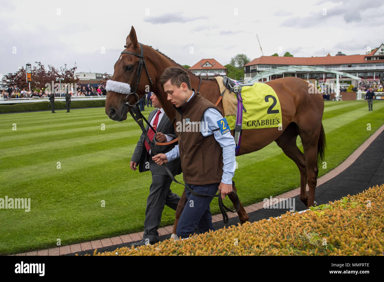 Chester, UK. 11.05.2018. Crabbie's Earl Grosvenor Handicap Pferde. Südsee geritten von Oisin Murphy. Credit: MediaWorldImages/Alamy leben Nachrichten Stockfoto