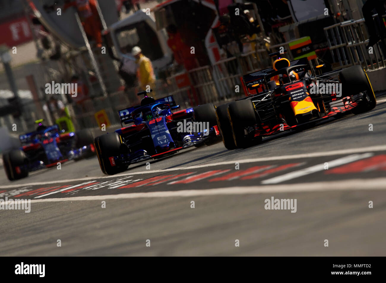 Barcelona, Spanien. 11. Mai 2018. Daniel Ricciardo von Australien fahren die (3) Aston Martin Red Bull Racing RB 14 TAG Heuer und Brendon Hartley von Neuseeland fahren die (28) Scuderia Toro Rosso STR 13 Honda am Anschluss während der Praxis für den spanischen Formel 1 Grand Prix am Circuit de Catalunya am 11. Mai 2018 in Montmelo, Spanien. Credit: CORDON PRESSE/Alamy leben Nachrichten Stockfoto