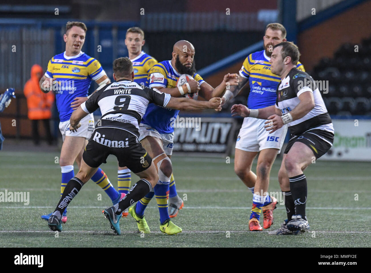 11. Mai 2018, wählen Sie Sicherheit aus, Stadion, Widnes, England; Ladbrokes Challenge Cup Rugby, Widnes Wikinger v Leeds Rhinos; Jamie Jones Buchanan von Leeds Rhinos wird von llyod Weiß von Widnes Vikings angegangen Stockfoto