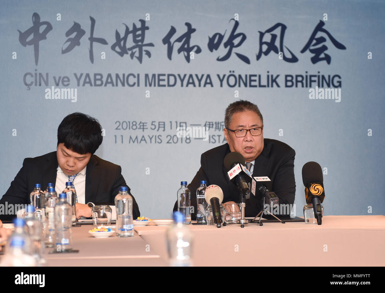 Istanbul, Türkei. 11. Mai, 2018. Gong Xiaosheng (R), Sondergesandter der chinesischen Regierung über den Nahen Osten, spricht auf einer Pressekonferenz in Istanbul, Türkei, am 11. Mai 2018. China setzt sich für einen ganzheitlichen Ansatz für alle hot-button Probleme im Nahen Osten, einschließlich der israelisch-palästinensische Konflikt und die Krisen im Irak, Syrien, Libyen, Jemen, Gong Xiaosheng sagte am Freitag. Credit: Er Canling/Xinhua/Alamy leben Nachrichten Stockfoto