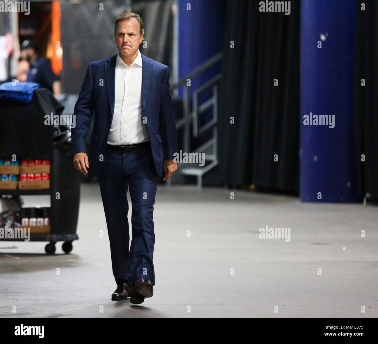 Tampa, Florida, USA. 11. Mai, 2018. DIRK SHADD | Zeiten. Tampa Bay Lightning Head Coach Jon Cooper Köpfe unten die Halle als tritt er Amalie Arena vor Spiel 1 der Eastern Conference Finale bei Amalie Arena in Tampa Freitag Abend (05.11.18) Gutschrift: Dirk Shadd/Tampa Bay Zeiten/ZUMA Draht/Alamy leben Nachrichten Stockfoto