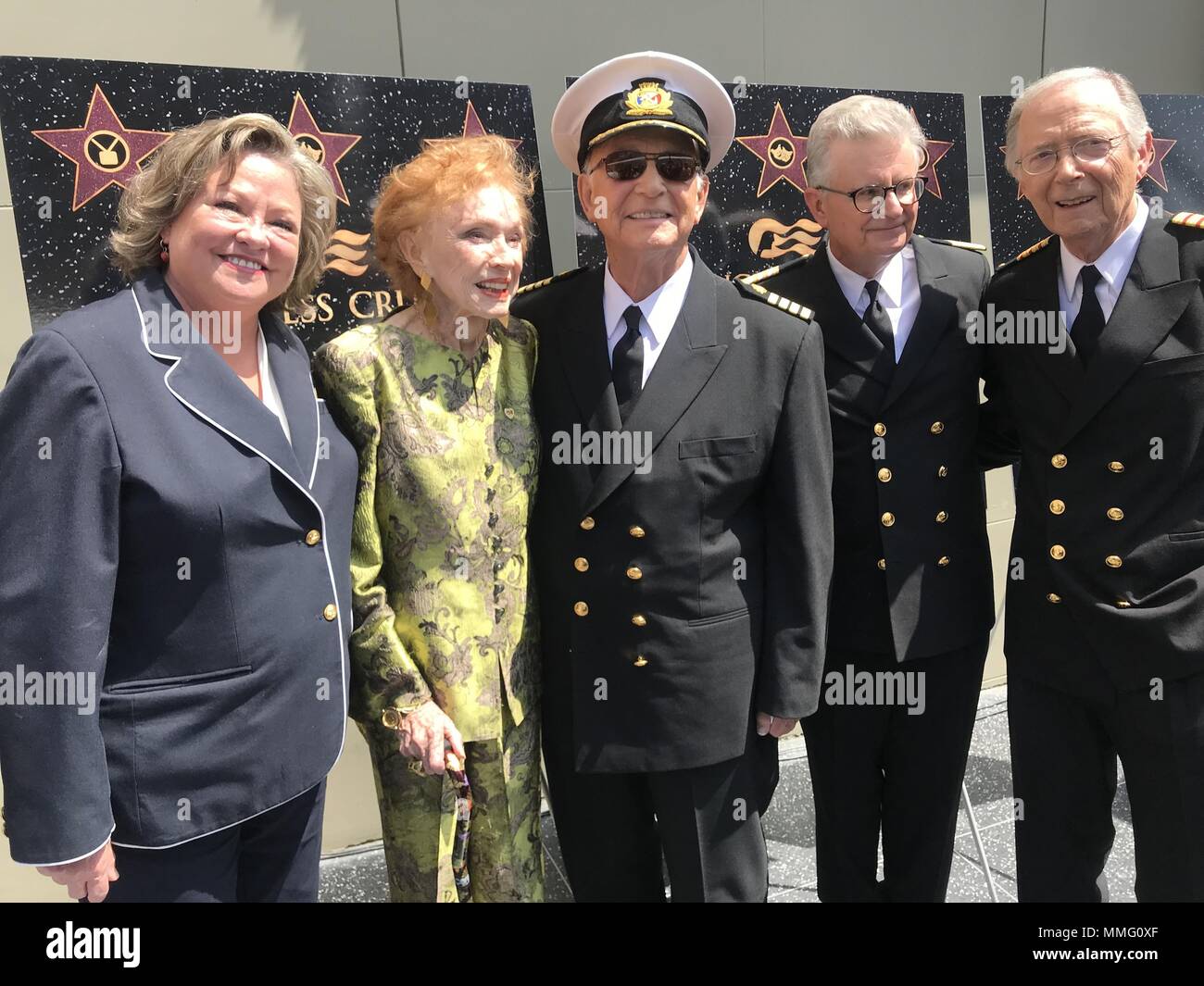 Hollywood, Kalifornien, USA. 10. Mai, 2018. Ich 15983 CHW. Princess Cruises und das Original von 'Cast' The Love Boat'' erhalten, Hollywood Walk of Fame ehrenamtliche Stern Plakette. Vor Dolby Theater, Hollywood, CA USA. am 10.05.2018. LAUREN TEWES (Julie), JERALDINE SAUNDERS (Autor und Schöpfer der Love Boat) GAVIN MACLEOD (CAPTAIN STUBING), FRED GRANDY (GOPHER) und Bernie Kopell (DOC). © Clinton H. Wallace/Photomundo International / Fotos inkl Credit: Clinton Wallace/Kugel Fotos/ZUMA Draht/Alamy leben Nachrichten Stockfoto