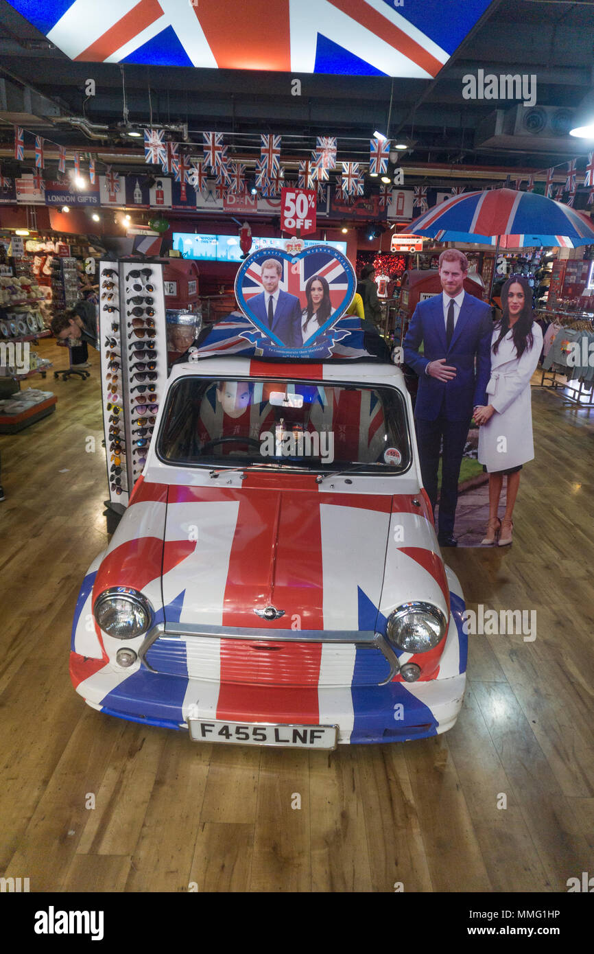 LONDON, UK, 11. MAI 2018: Shop Anzeige feiern die königliche Hochzeit von Prinz Harry und Meghan markle. Stockfoto