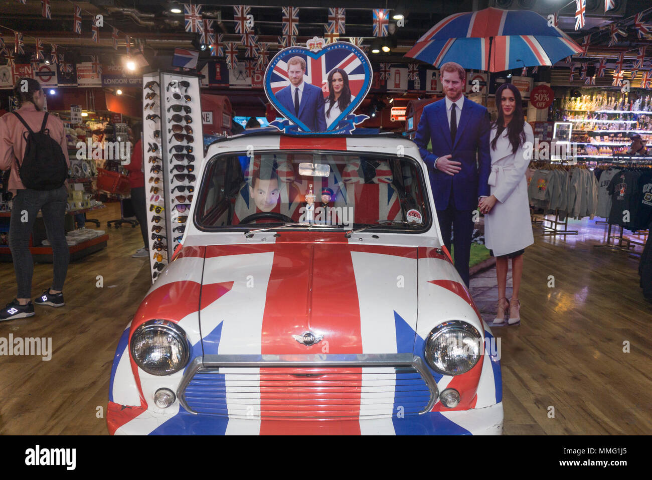 LONDON, UK, 11. MAI 2018: Shop Anzeige feiern die königliche Hochzeit von Prinz Harry und Meghan markle. Stockfoto