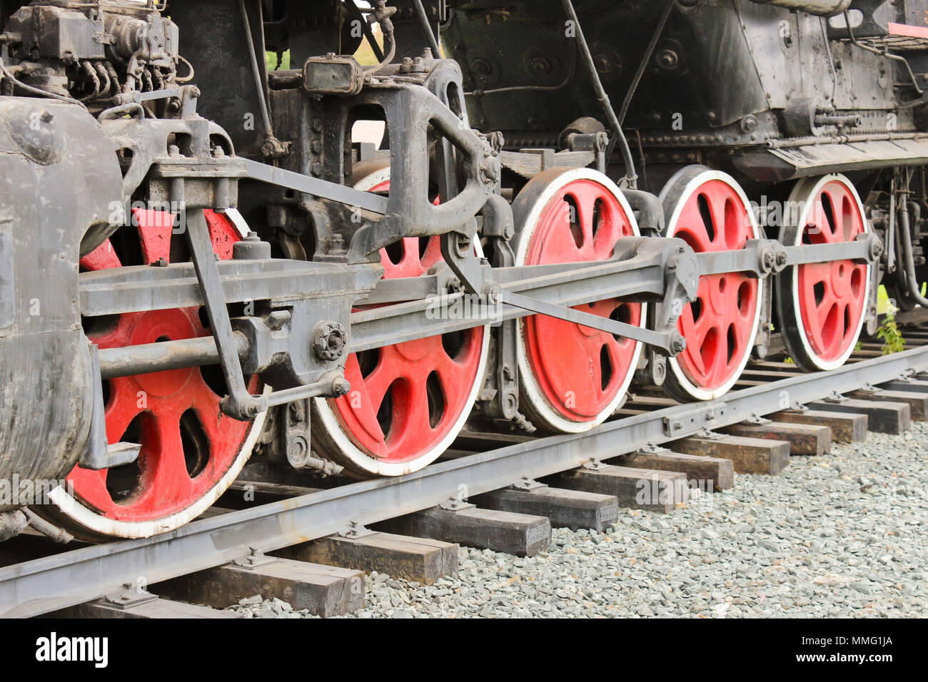 Die Räder der alten sowjetischen Dampflok Stockfoto