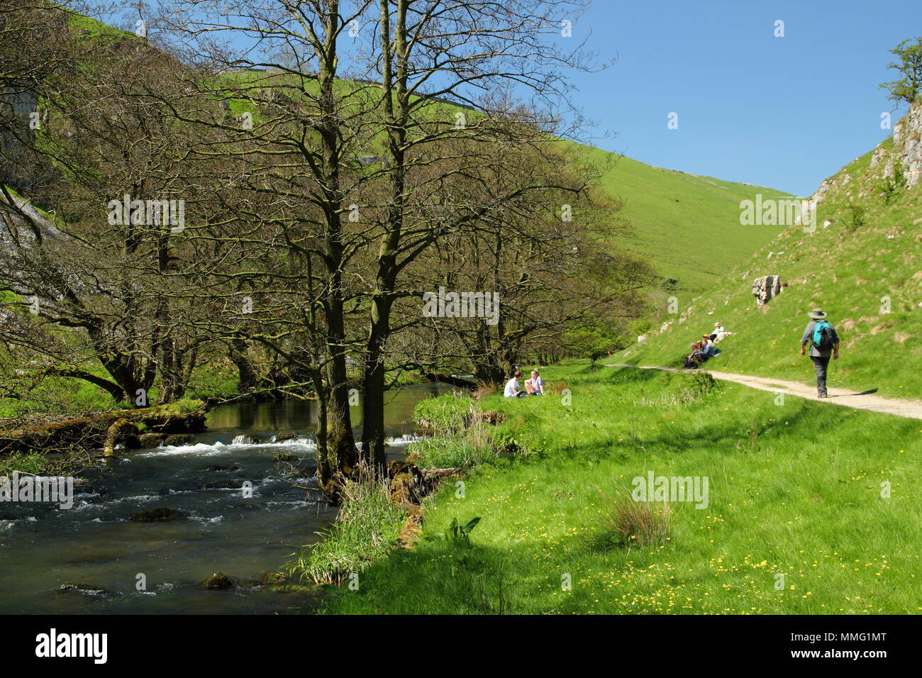 Spaziergänger auf öffentlichen Fußweg durch den Fluss Dove in Wolfscote Dale, Peak District an einem schönen Frühlingstag (Mai), Derbyshire, England, Großbritannien Stockfoto