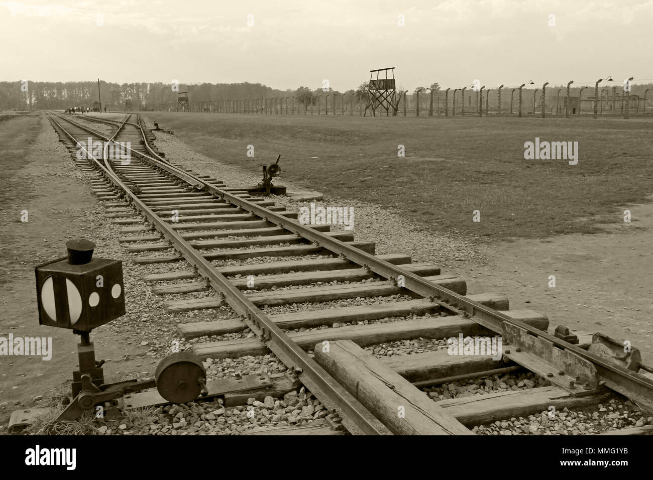 AUSCHWITZ, Polen, 12. Oktober 2013: die Bahn der Eisenbahn im Konzentrationslager Auschwitz Birkenau KZ, Schwarz, Weiß und Beige duplex Verarbeitung Fotografie, Polen Stockfoto
