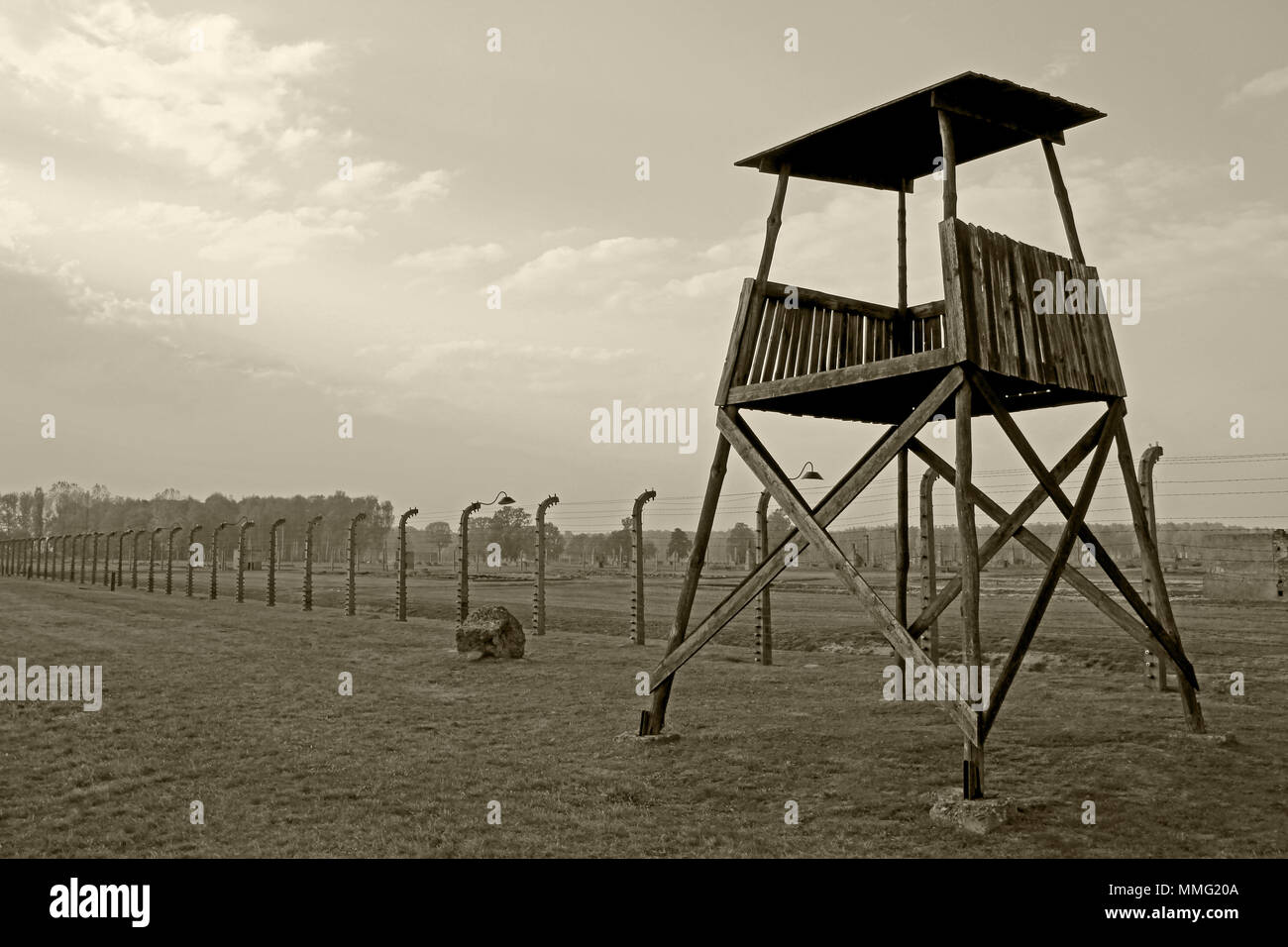 AUSCHWITZ, Polen, 12. Oktober 2013: Wachtturm und Zaun im Konzentrationslager Auschwitz Birkenau KZ, Schwarz, Weiß und Beige duplex Verarbeitung Fotografie, Polen Stockfoto