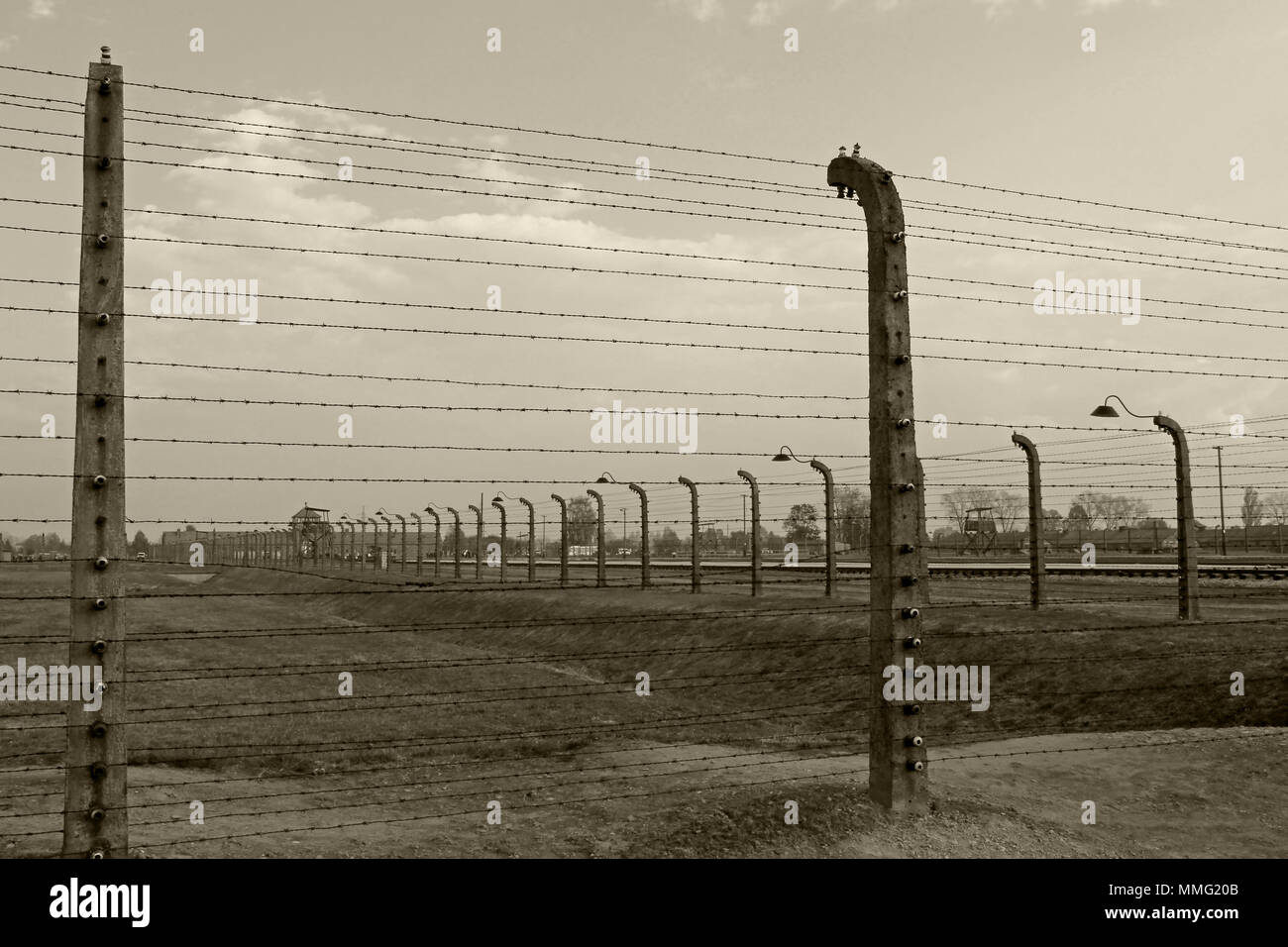 AUSCHWITZ, Polen, 12. Oktober 2013: Zaun und Wachturm im Konzentrationslager Auschwitz Birkenau KZ, Schwarz, Weiß und Beige duplex Verarbeitung Fotografie, Polen Stockfoto