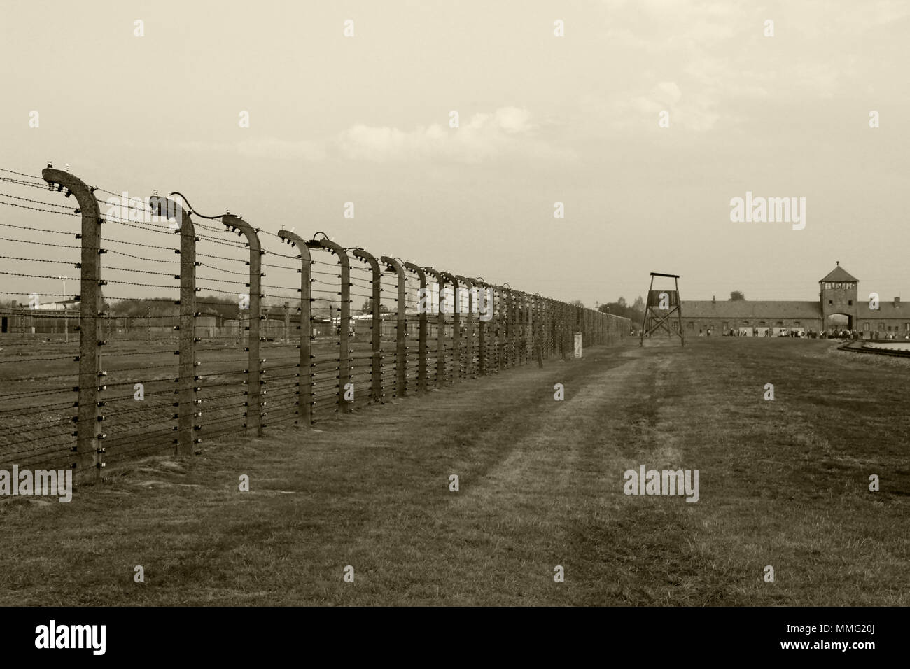 AUSCHWITZ, Polen, 12. Oktober 2013: Zaun und Wachturm im Konzentrationslager Auschwitz Birkenau KZ, Schwarz, Weiß und Beige duplex Verarbeitung Fotografie, Polen Stockfoto