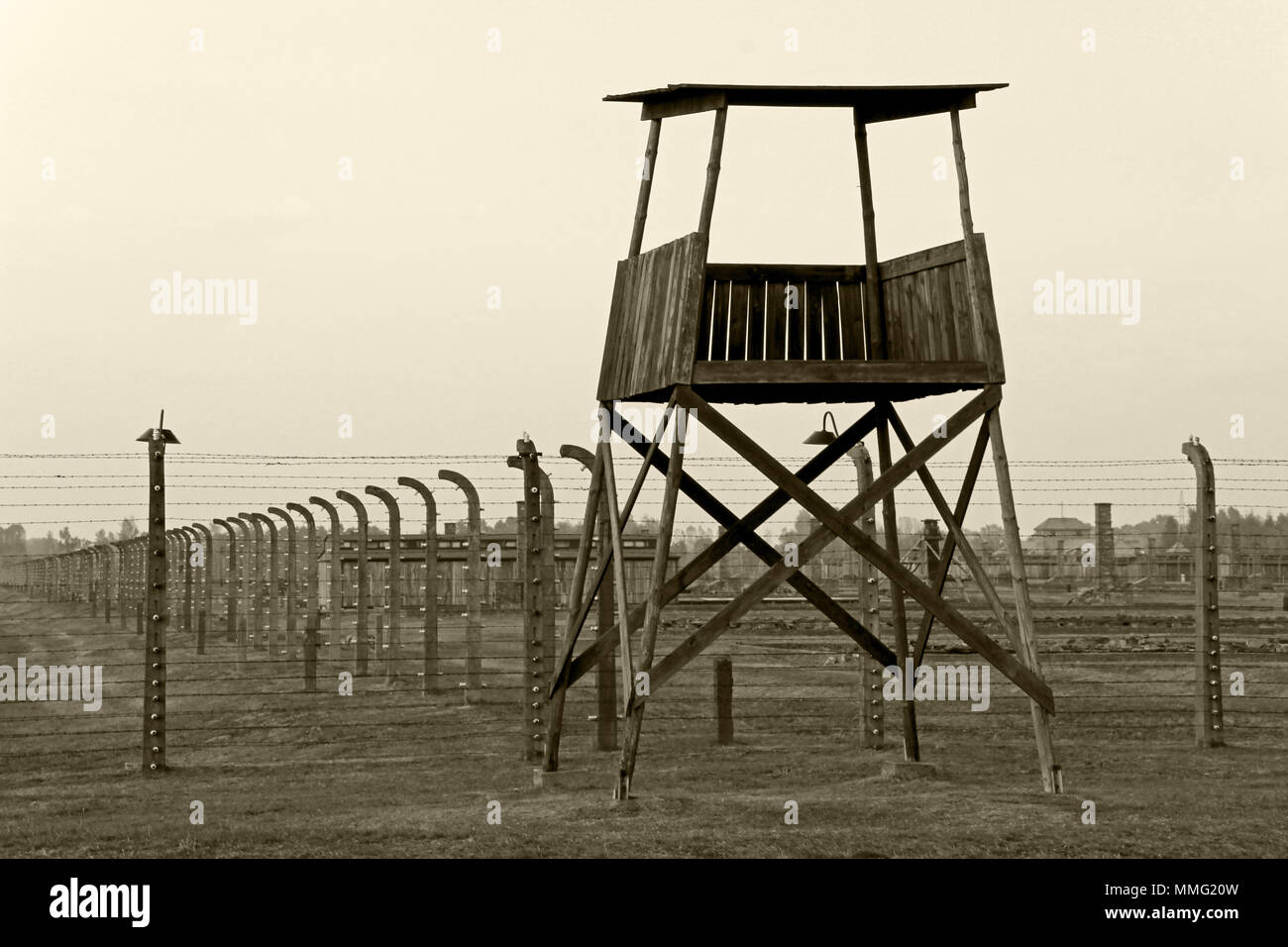AUSCHWITZ, Polen, 12. Oktober 2013: Wachtturm und Zaun im Konzentrationslager Auschwitz Birkenau KZ, Schwarz, Weiß und Beige duplex Verarbeitung Fotografie, Polen Stockfoto
