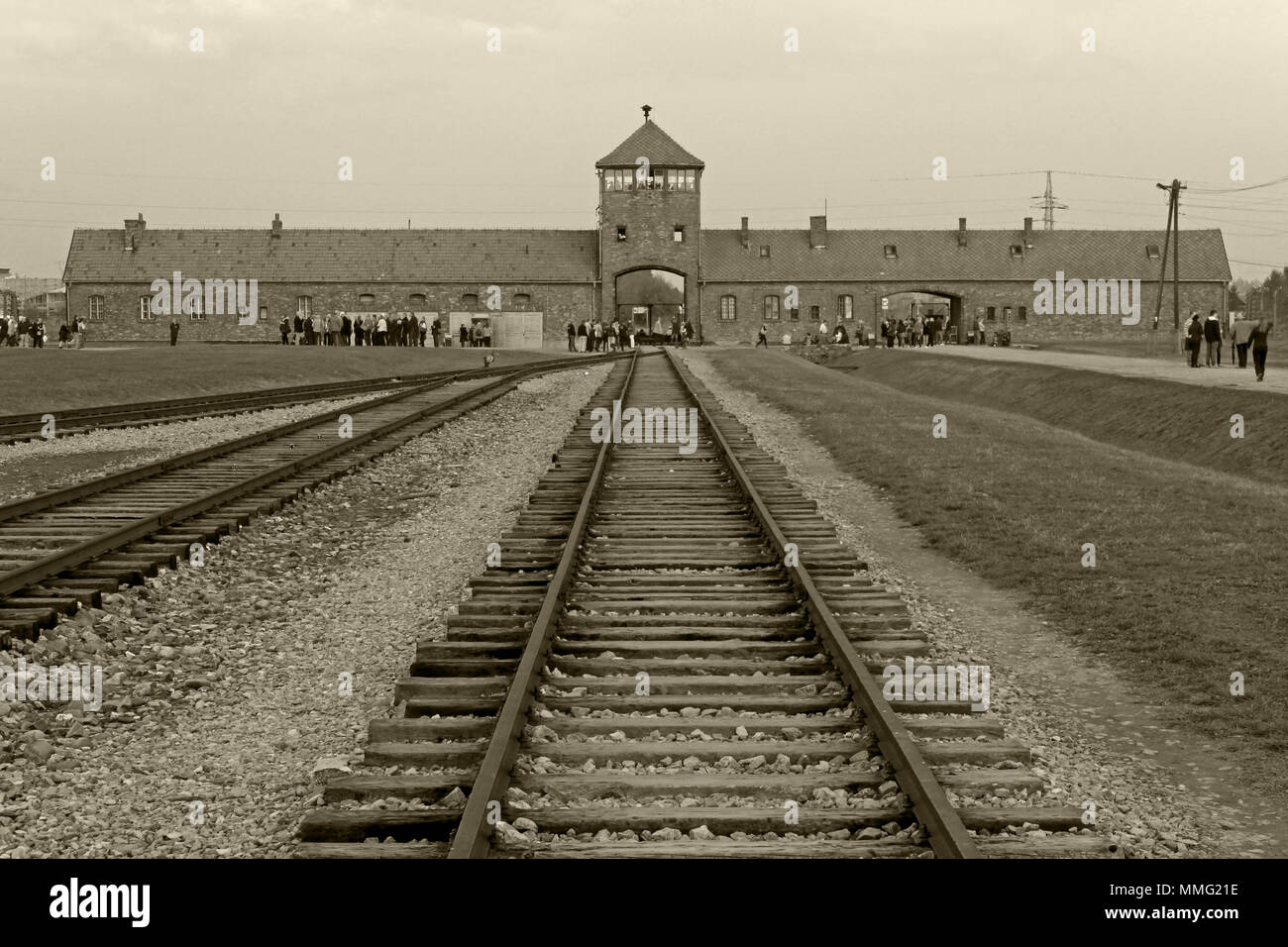 AUSCHWITZ, Polen, 12. Oktober 2013: Rampe Eingang zum Konzentrationslager Auschwitz Birkenau KZ, Schwarz, Weiß und Beige duplex Verarbeitung Fotografie, Polen Stockfoto