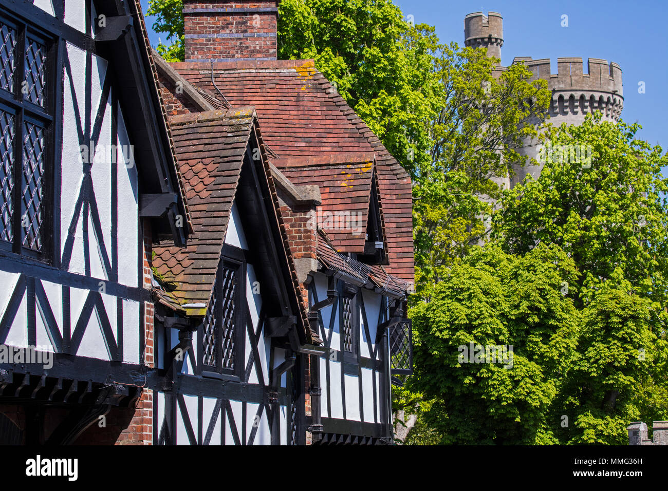 Die schöne Architektur in der Marktgemeinde Arundel in West Sussex. Hier, die Fachwerkhäuser sind neben einem Revolver von Arundel Castle. Stockfoto