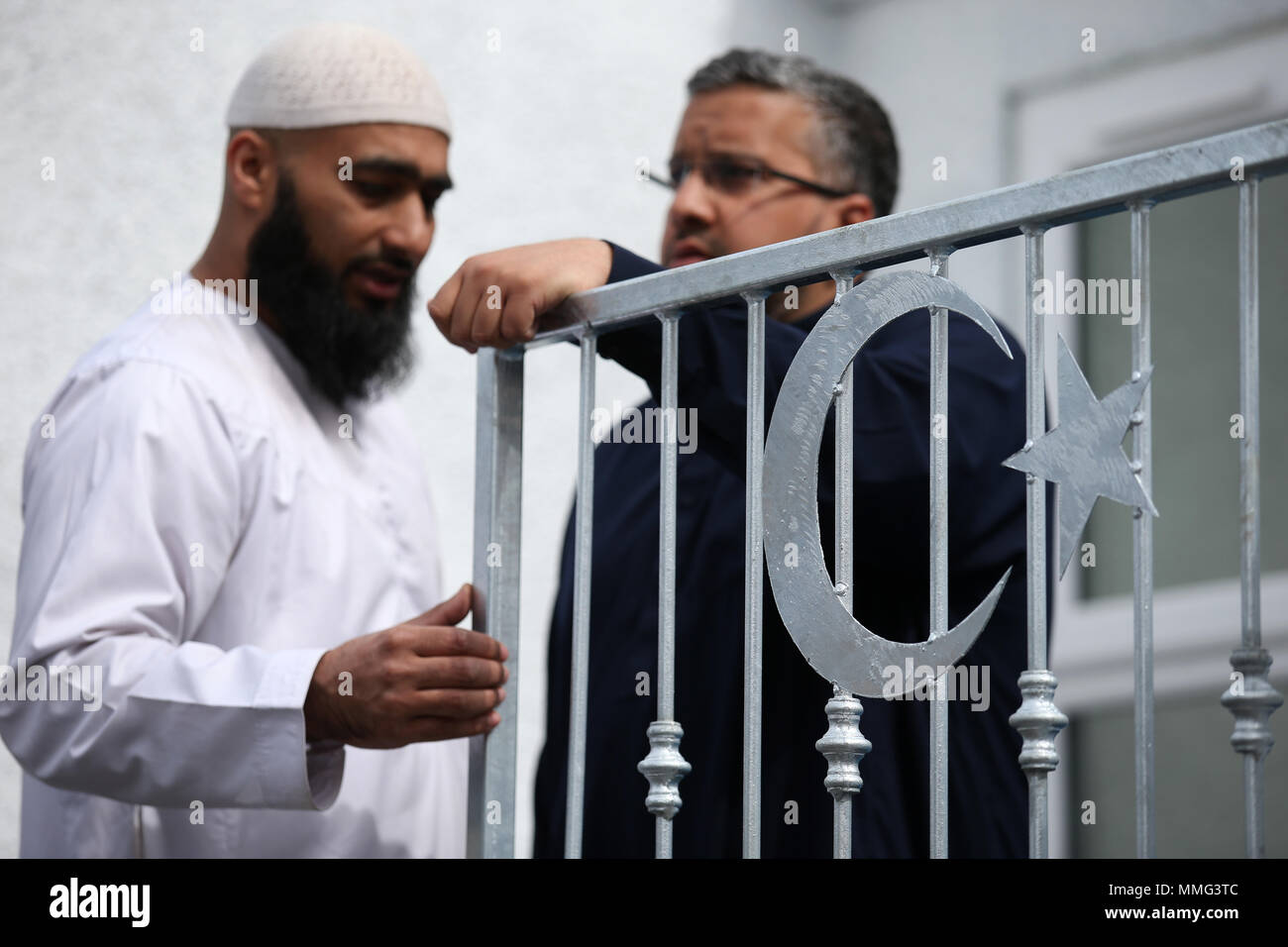 Mitglieder der muslimischen Gemeinschaft in Stornoway auf der Isle of Lewis an der offiziellen Eröffnung der ersten Moschee in der Äußeren Hebriden. Stockfoto