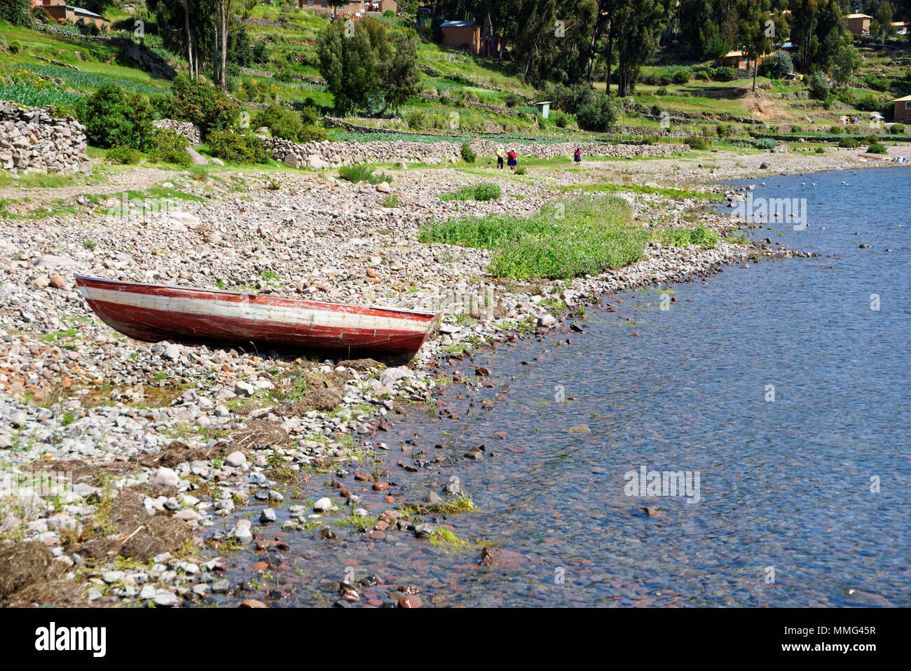 Lago Titicaca Strand mit kleinen Boot Stockfoto