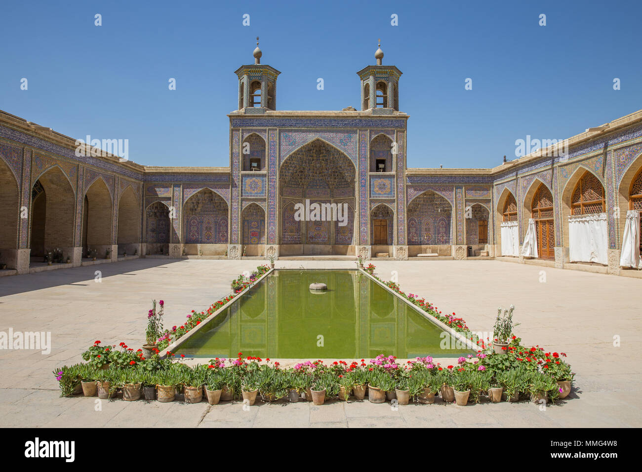 SHIRAZ, IRAN - 26. APRIL 2015: Nasir Al-Mulk Moschee in Shiraz, Iran, auch in der populären Kultur als Rosa Moschee benannt. Es wurde 1888 erbaut Stockfoto