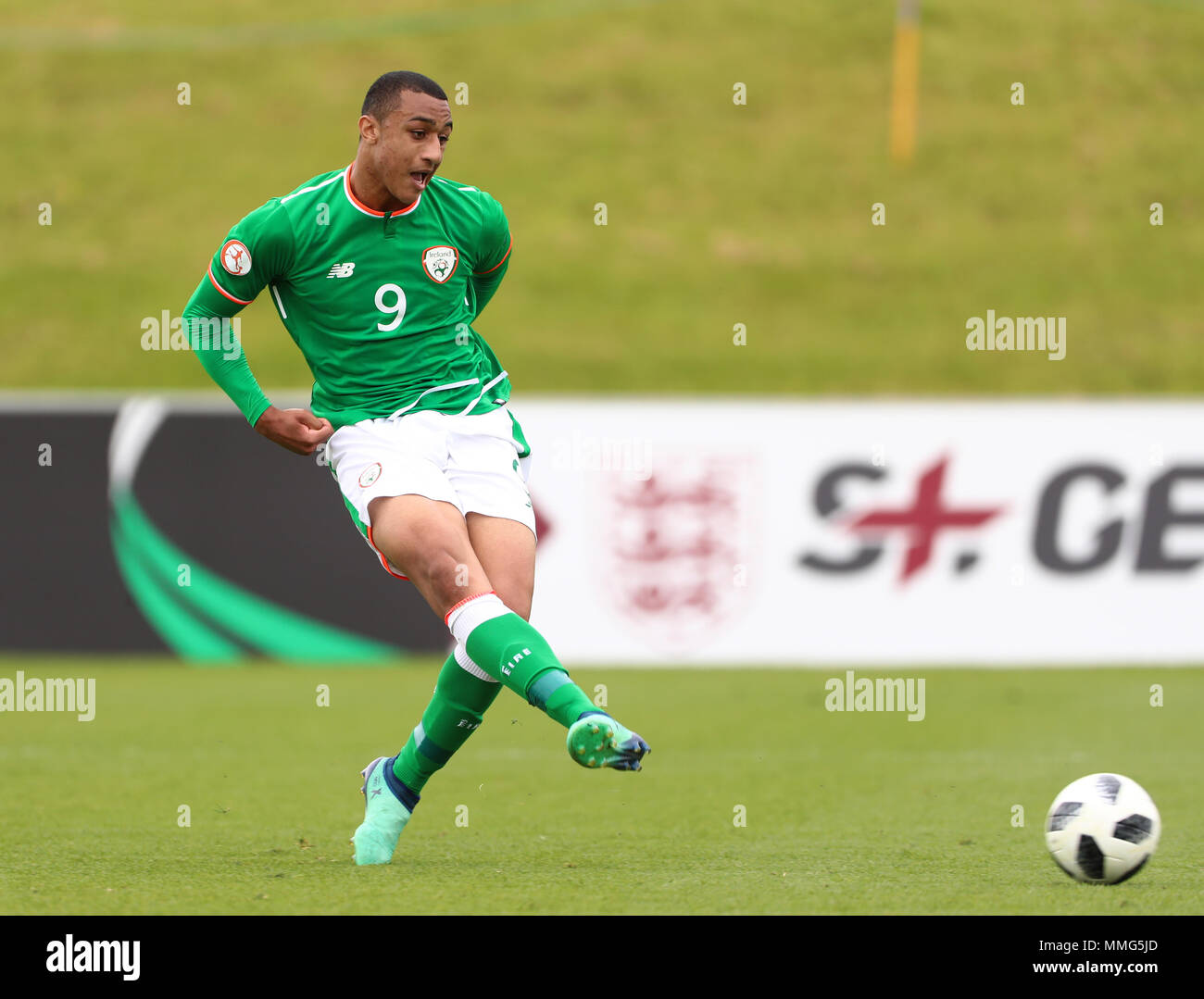 Republik Irland Adam Idah scores zweites Ziel seiner Seite des Spiels während der UEFA-U17-Meisterschaft, Gruppe C Match in St. George's Park, Burton. Stockfoto