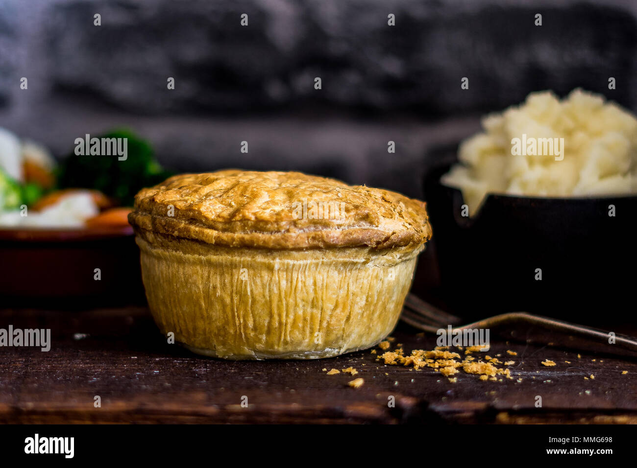 Generische Pie mit Püree und Gemüse Stockfoto