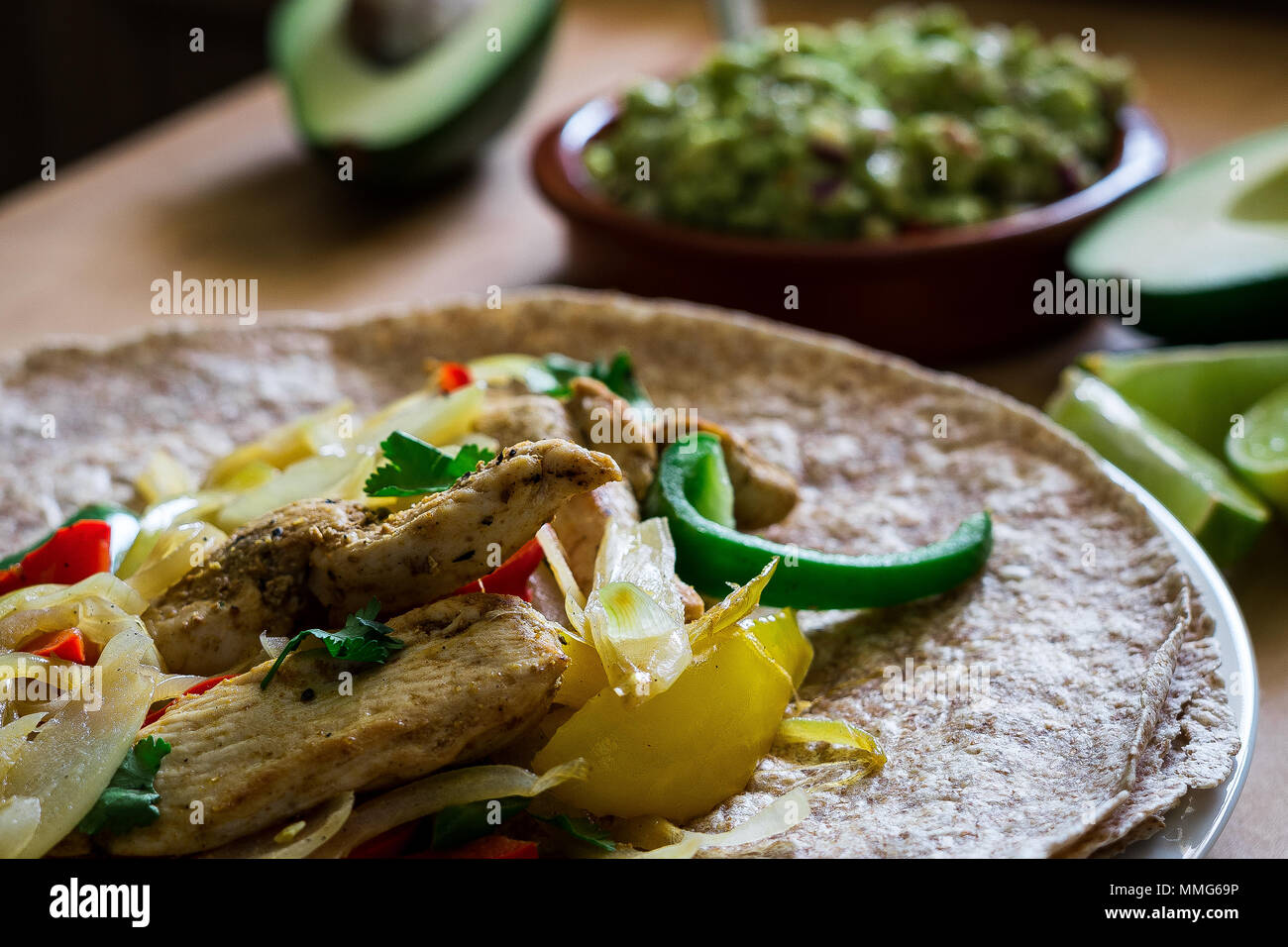 Chicken Fajitas mit Guacamole Stockfoto