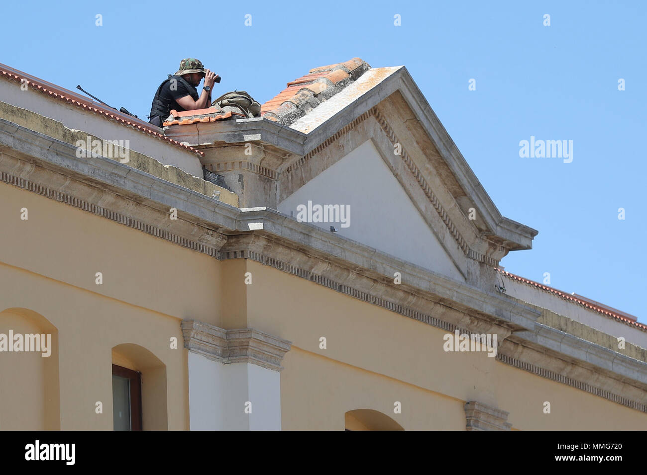 Ein Sniper halten ein Auge heraus während eines Rundganges durch den Prinzen von Wales und die Herzogin von Cornwall in Chersonissos, Kreta, Griechenland. Stockfoto